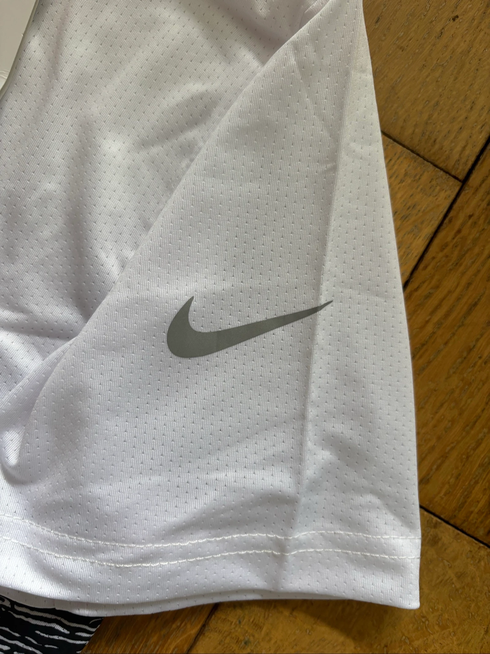 T shirt de sport Nike dri-fit blanc avec motif de squelette S – photo 2